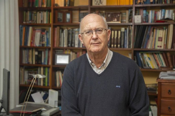 Santiago Echevarría, ex responsable del programa del Sida en el Hospital Valdecilla