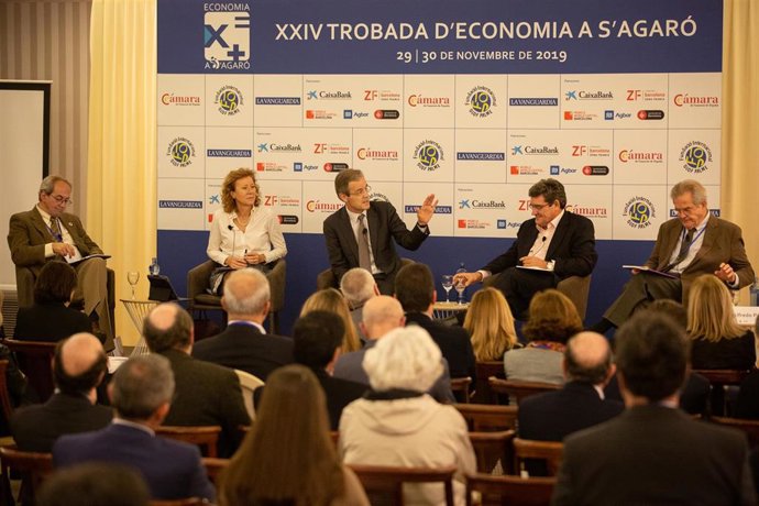 (I-D) El consejero ejecutivo de BBVA José Manuel González-Páramo; la subgobernadora del Banco de España, Margarita Delgado; el presidente de CaixaBank y moderador del debate, Jordi Gual Solé; el presidente de la Autoridad Independiente de Responsabilida