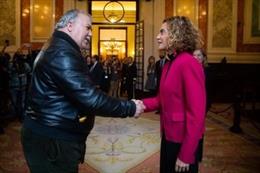 La presidenta del Congreso, Meritxell Batet, saluda a un ciudadano en las Jornadas de Puertas Abiertas