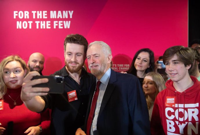 El líder del Partido Laborista de Reino Unido, Jeremy Corbyn, con simpatizantes