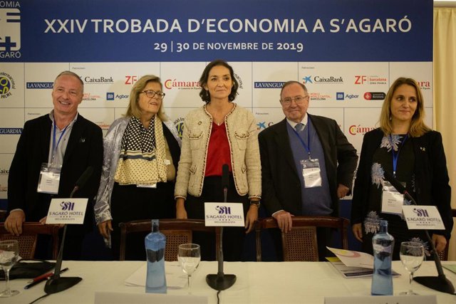 El subdirector de la Vanguardia, Manel Pérez; la presidenta de la Fundación Olof Palme, Anna Balletbò; la ministra Reyes Maroto; el presidente de la Cámara de Comercio de España, Josep Lluis Bonet; y la secretaria de Economía de Cataluña, Natàlia Mas Guix