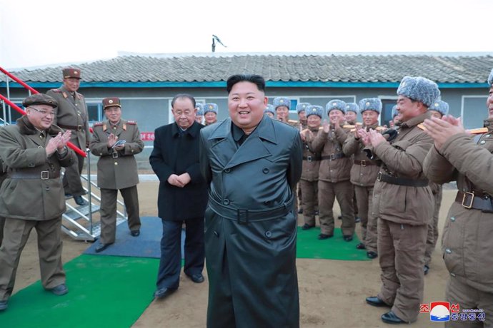 El líder de Corea del Norte, Kim Jong Un, supervisiando el lanzamiento del sistema de cohetes.