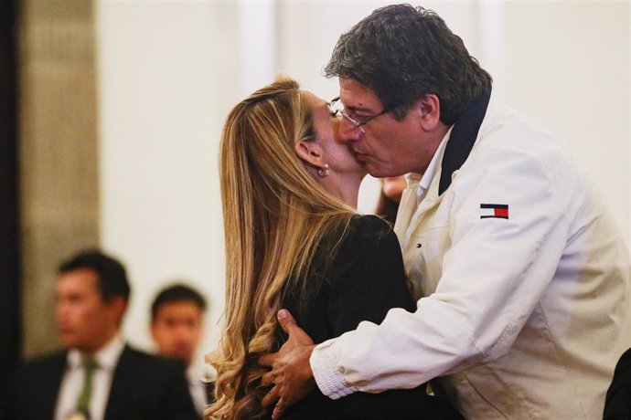El ministro de Presidencia del actual Gobierno de Bolivia, Jerjes Justiniano, abraza a la autoproclamada presidenta interina del país, Jeanine Áñez.