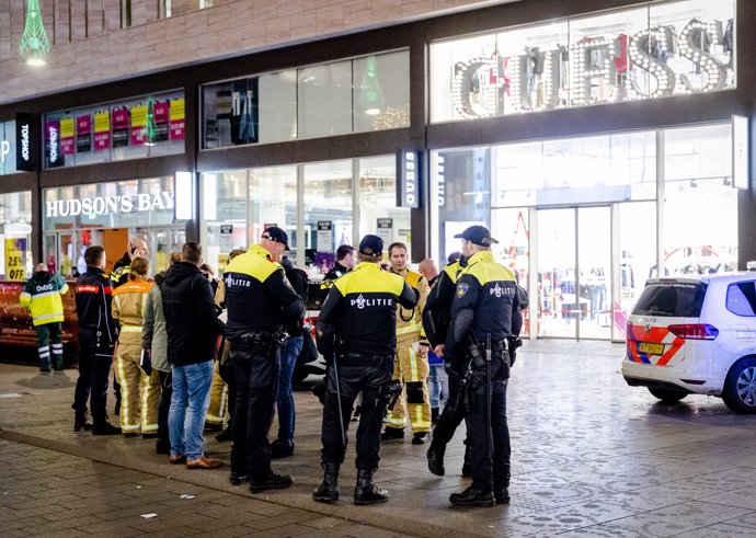 29 November 2019, Netherlands, The Hague: Dutch police standing in the Grote Marktstraat. Three people were injured in a stabbing attack in the centre of The Hague, Dutch police said. Photo: Sem Van Der Wal/ANP/dpa