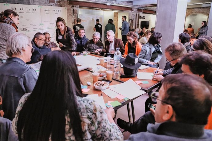 Sesión de debate en Badalona sobre el Avance del Plan director urbanístico (PDU) metropolitano de Barcelona