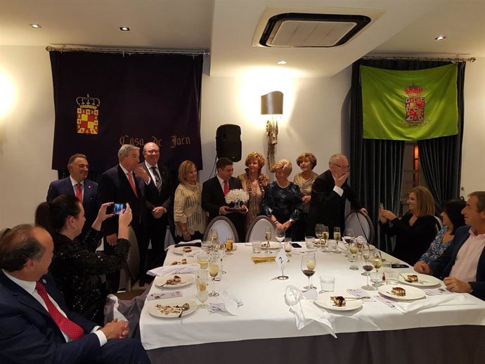 Reyes recibe el galardón como jiennense del año 2018 concedido por la Casa de Jaén en Málaga.