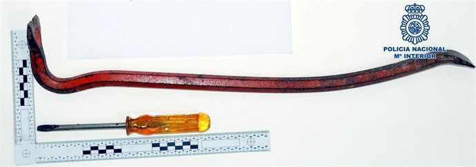 Pata de cabra utilizada por los detenidos para intentar entrar en la vivienda