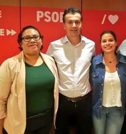 El secretario de Relaciones Internacionales del PSOE, Héctor Gómez, con las activistas nicaragüenses Eli Aguilar y Amaya Coppens.