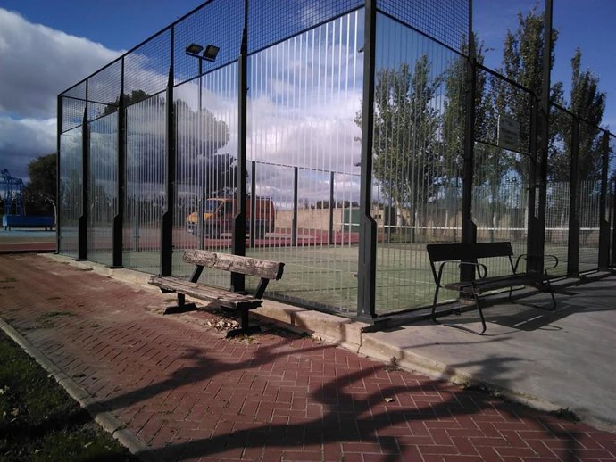 Pista de pádel con los vinilos colocados.