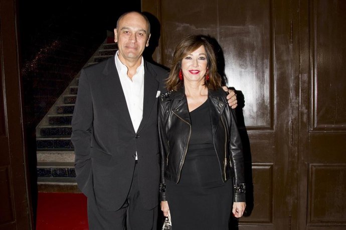 Ana Rosa Quintana con su marido posan a la entrada de la fiesta de Unicorn