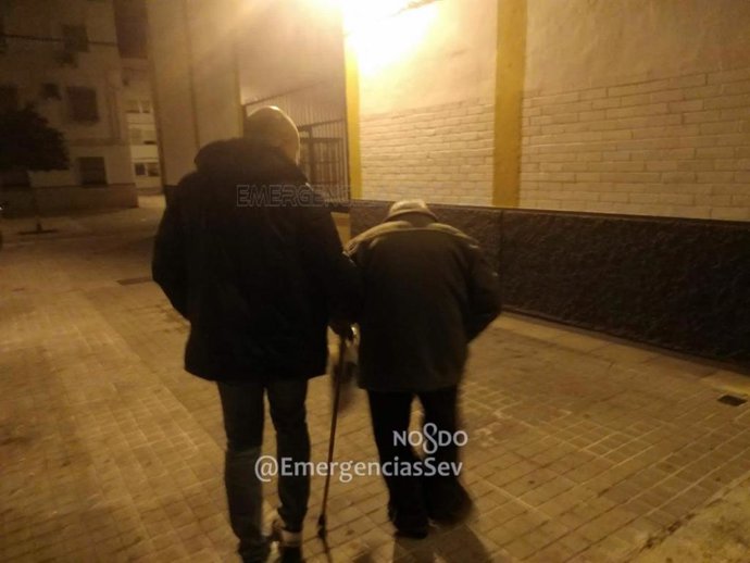 Anciano en casa tras ser auxiliado por Tussam y Policía Local