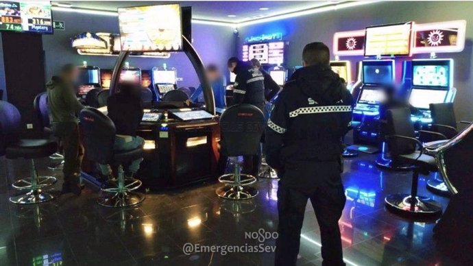 La Policía Local de Sevilla en un salón de juegos.