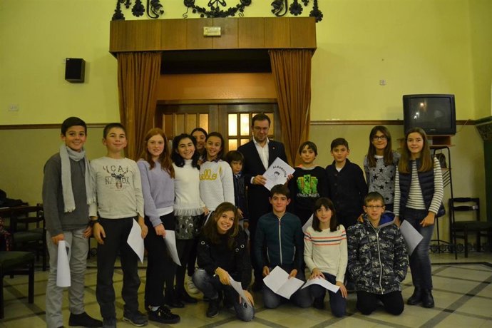 El escritor Javier Sierra con un grupo de alumnos del colegio 'Las Viñas' de Teruel.
