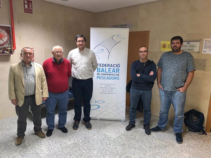 El nuevo presidente de la Federación Balear de Cofradías de Pescadores, Domingo Bonnín (tercero por la izqda), junto al resto de integrantes de la nueva comisión ejecutiva.
