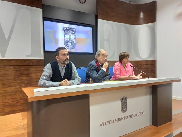 El concejal Ricardo Fernández, junto al portavoz del PSOE Wenceslao López, y la edil Ana Rivas, en rueda de prensa