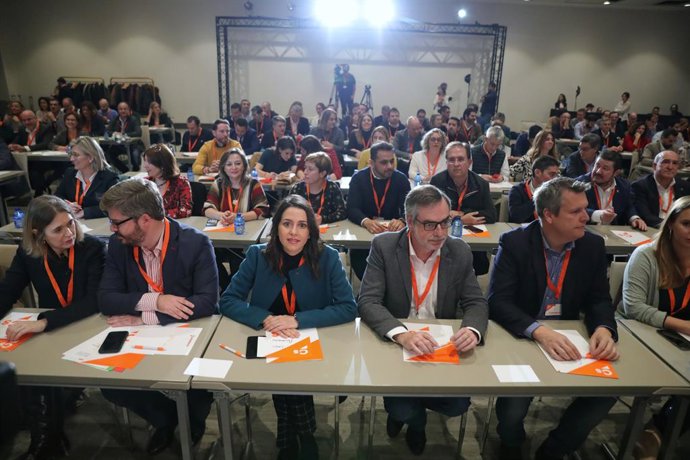  Inés Arrimadas, José Manuel Villegas i altres dirigents de Ciutadans en la reunió del Consell General.