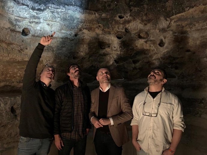 Personal artístico de Fctum Arte y técnicos del Cabildo de Gran Canaria muestran la réplica de Risco Caído