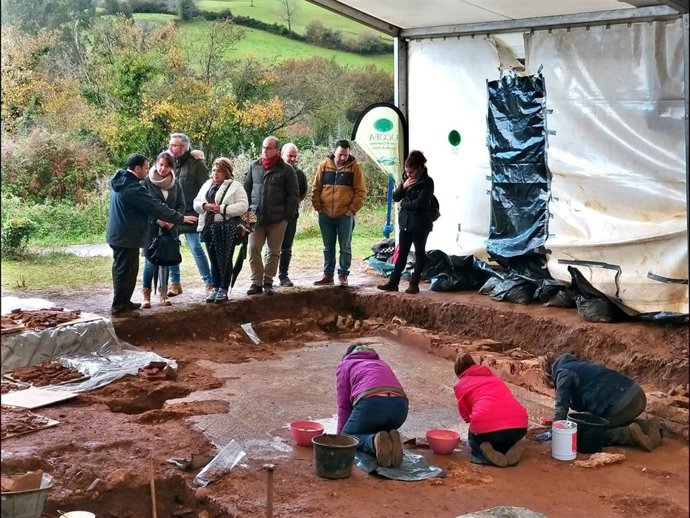 La portavoz de Cs en la Junta General, Laura Pérez Macho, visita el yacimiento La Estaca, en Las Regueras.