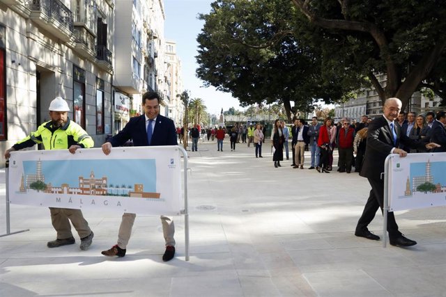 El presidente de la Junta de Andalucía, Juanma Moreno, y el alcalde de Málaga, Francisco de la Torre, inauguran nuevas zonas peatonales en Alameda Principal tras la finalización de las obras del metro.