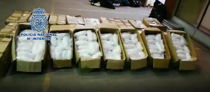La Policía Nacional incauta 631 kilos de metanfetamina en Badalona (Barcelona), la mayor de cantidad de esta droga incautada en España hasta el momento.