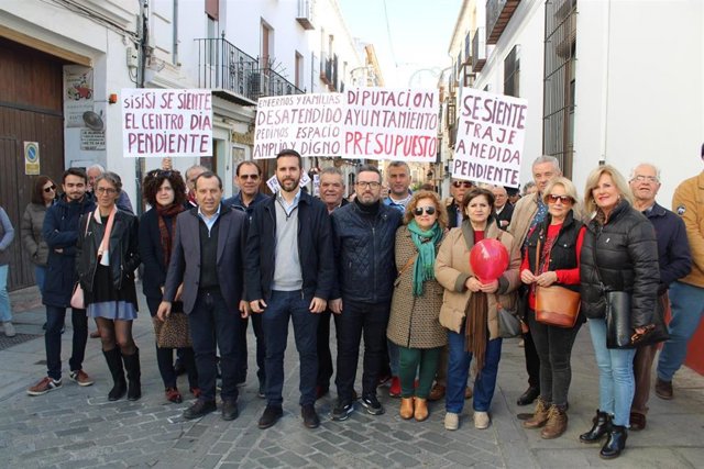 El secretario general del PSOE de Málaga y parlamentario autonómico, José Luis Ruiz Espejo, participa en la concentración en demanda de la apertura del Centro de Alzheimer.