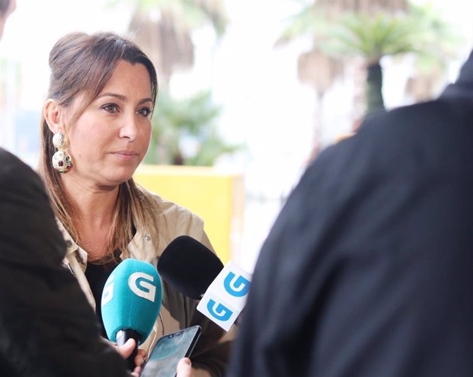Beatriz Pino hablando con los medios de comunicación en A Cañiza.