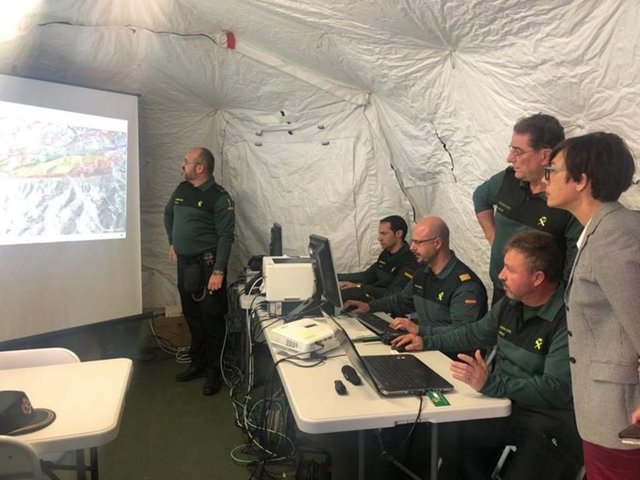 La subdelegada del Goierno en Málaga, María Gámez, comprueba las labores de la búsqueda de Dana Leonte en el puesto de mando.