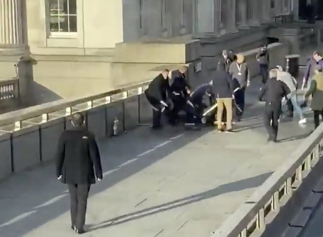 Momento en el que detienen al autor del atentado en el Puente de Londres
