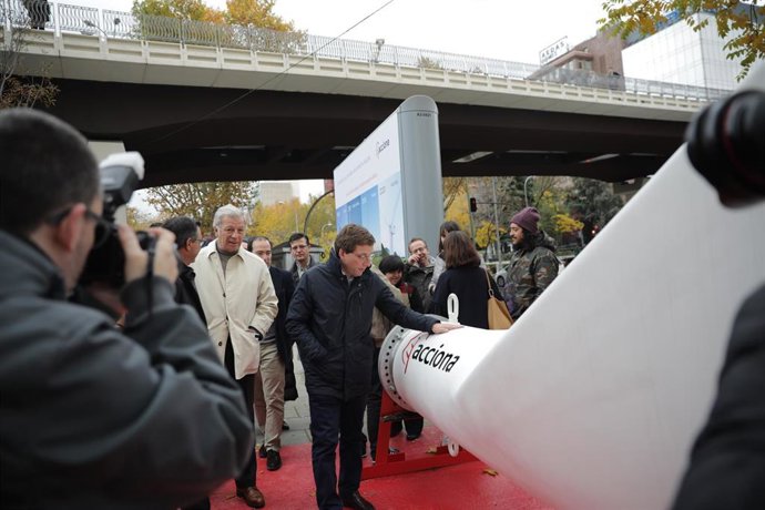 Una pala de aerogenerador 'aterriza' en plena Castellana de Madrid