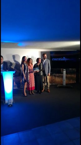 La directora gerente del IDI, Mariona Luis, recogiendo el premio junto con Marlene Albaladejo, en representación de los productores participantes en Made in Mallorca.