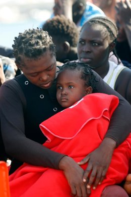 Personas rescatadas por Salvamento Marítimo en una imagen de archivo.