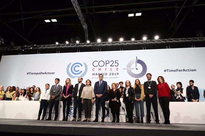 El president del Govern espanyol en funcions, Pedro Sánchez, i la ministra de Transició Ecolgica en funcions, Teresa Ribera, en la seva visita a les installacions d'IFEMA en qu se celebrar la COP25.