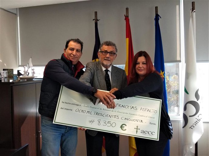 De izqda a dcha. El presidente de la Federación Balear de Motociclismo (FBM), Rafael Cañellas; el presidente de AECC Baleares, el doctor Javier Cortés; y la fundadora y presidenta del grupo motero "Princesas del Asfalto", Gema del Valle.