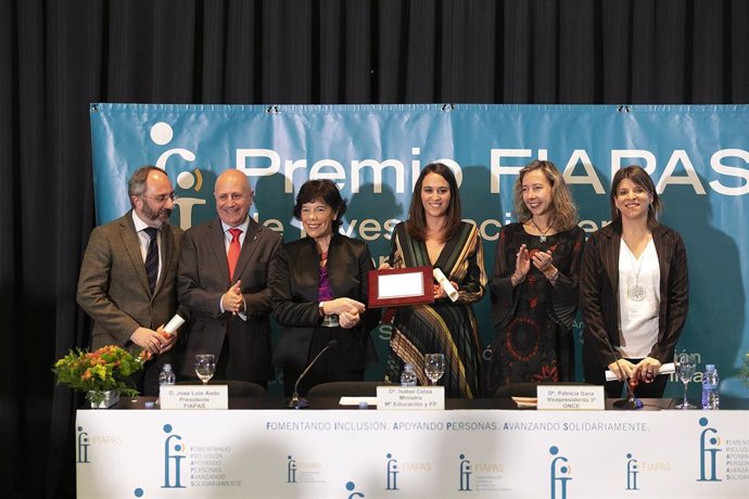 La ministra de Educación y Formación Profesional en funciones Isabel Celaá. Entrega el Premio FIAPAS de investigación en deficiencias auditivas