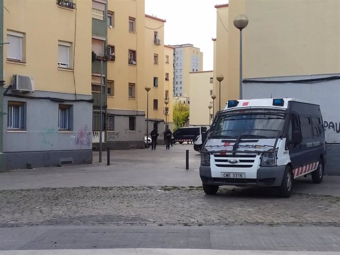 Registros de los Mossos d'Esquadra en edificios del barrio de Sant Roc de Badalona (Barcelona) durante un operativo contra el tráfico de drogas y armas.