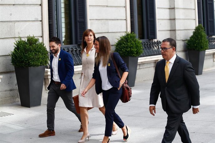La portavoz de Junts per Cataluña en el Congreso, Laura Borrs (2i) y la Vicepresidenta del PDeCAT, Míriam Nogueras i Camero (3i), llegan a la primera sesión del debate de investidura del candidato socialista a la Presidencia del Gobierno. FOTO DE ARCHI