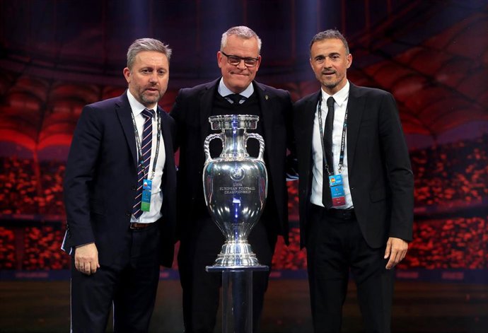 Janne Andersson, seleccionador sueco, en el centro de la imagen junto a Jerzy Brzeczek, seleccionador polaco, y Luis Enrique, seleccionador español