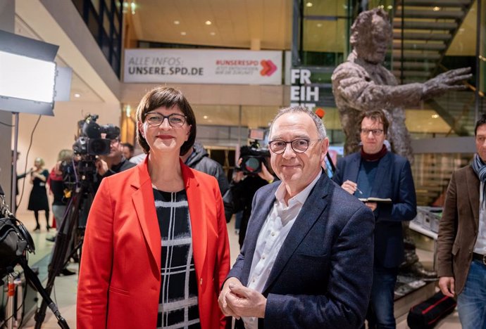 Alemania.- El SPD elige una nueva cúpula crítica con la gran coalición que sosti