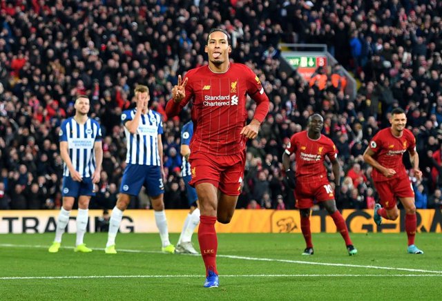 Virgil van Dijk celebra un gol con el Liverpool.