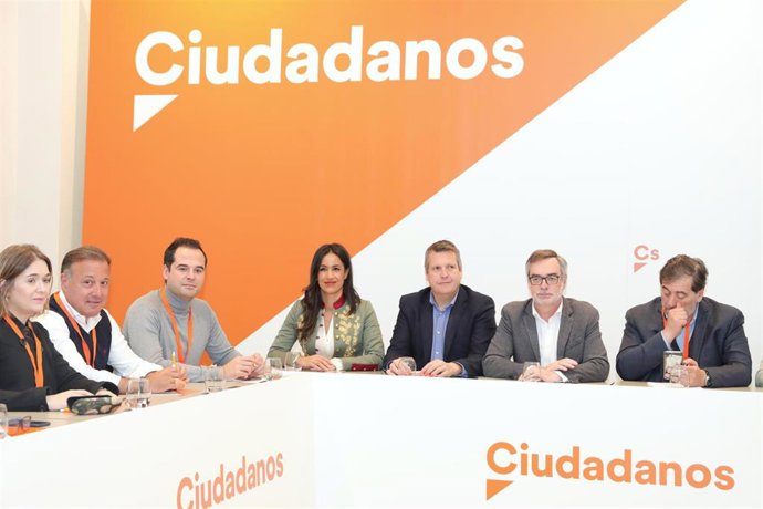 El presidente de la Comisión Gestora de Ciudadanos, Manuel García Bofill, junto a otros miembros de este órgano.