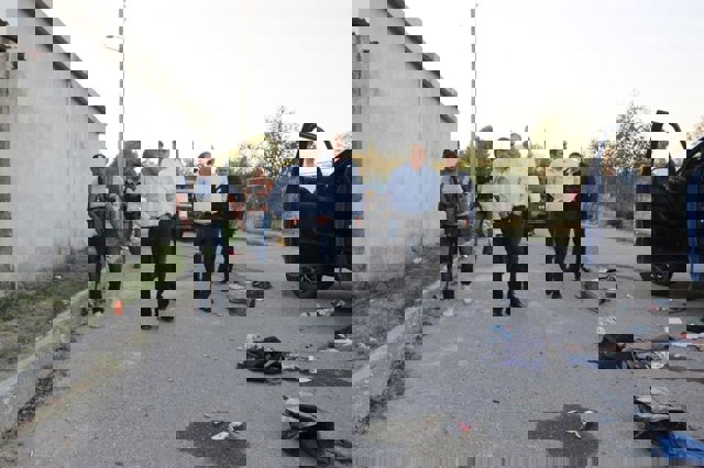 El gobernador de Coahuila, Miguel Riquelme, durante su vista a Villa Unión tras el ataque.