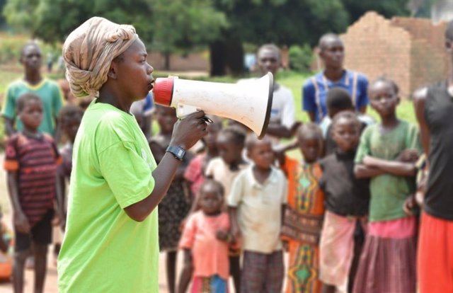 Sylvie Ngonda durante un acto de sensibilización en Batangafo