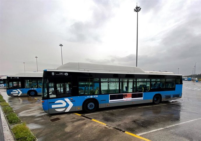 Foto de archivo de dos autobuses aparcados en una de las cocheras de Transporte Municipal de la EMT en Madrid.