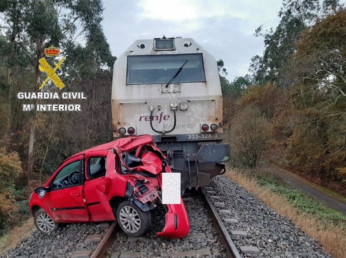 El conductor de un vehículo resulta herido después de que su coche fuese arrollado por una locomotora de mercancías en Bergonte