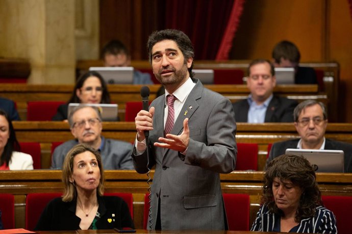 El consejero de Políticas Digitales de la Generalitat, Jordi Puigneró, interviene desde su escaño en una sesión plenaria en el Parlamento de Cataluña.