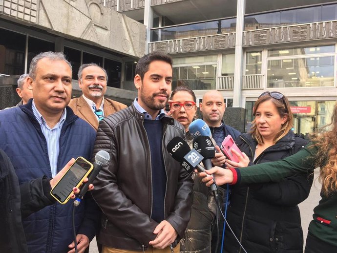 David Mejía (Cs) atiende los medios antes de las actividades del Día Mundial del Sida