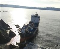 Segundo día consecutivo de trabajo para extraer el fuel y gasóleo del 'Blue Star'