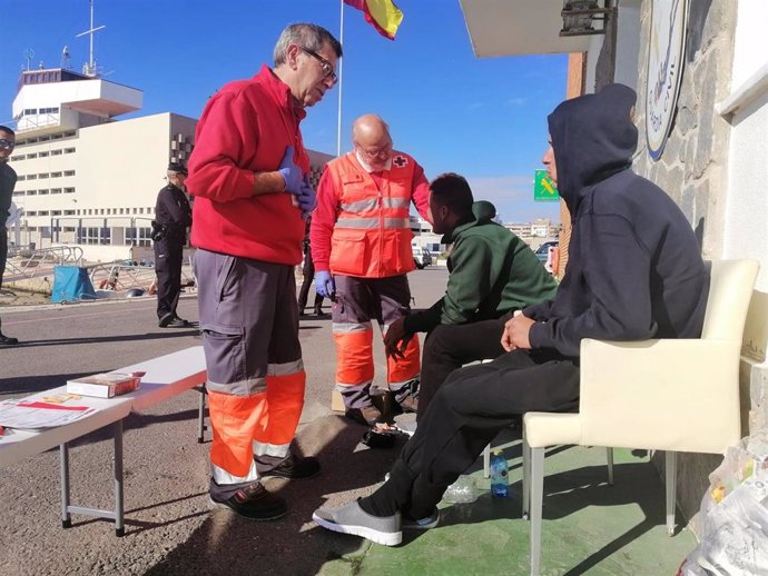 Migrantes de la patera que llegó a Alfs del Pi el sábado reciben asistencia en el Puerto de Alicante