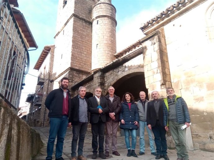 El lugarteniente del Justicia de Aragón, Javier Hernández, conoce el proyecto 'Envejece en tu pueblo'.