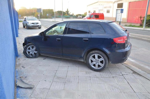 Un conductor choca contra una señal y da positivo en alcohol en Peralta